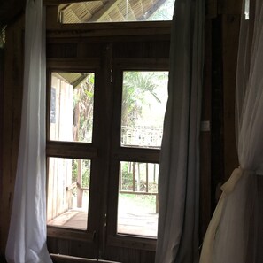 FOÉ | Individually decorated, individually furnished, blackout curtains - Oveng Lodge (Nkolmétet)