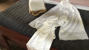 Decoración personalizada, muebles diferentes y cortinas blackout