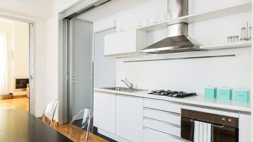 Apartamento, 1 quarto | Cozinha privada | Geladeira, micro-ondas, cooktop, lava-louças