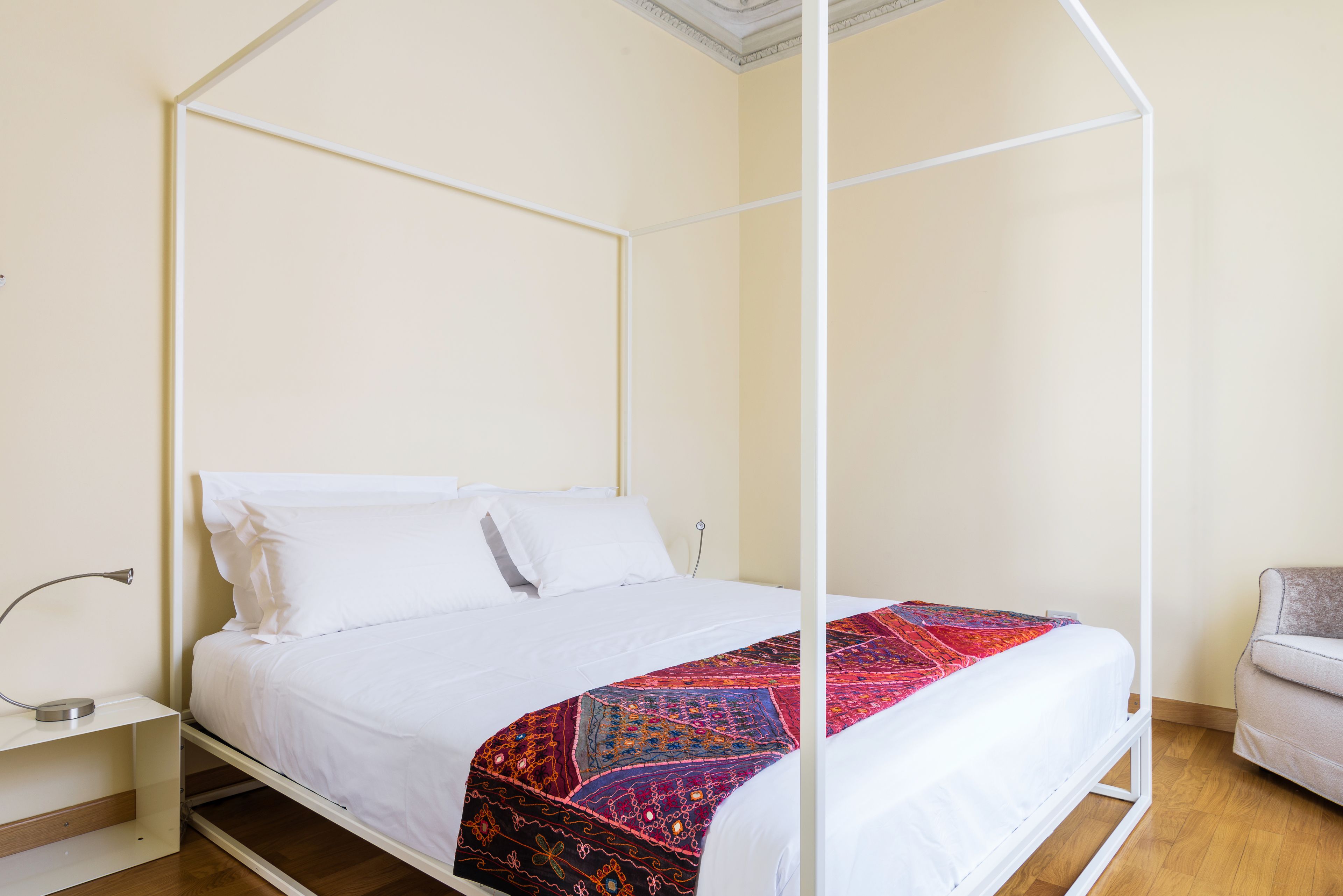 アパートメント 1 ベッドルーム | 高級寝具、羽毛の掛け布団、デスク、アイロン / アイロン台