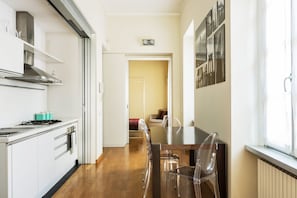 Apartment, 1 Schlafzimmer | Essbereich im Zimmer