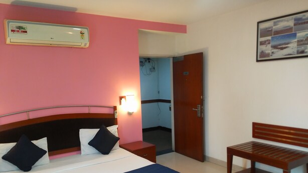 Deluxe Double or Twin Room | Minibar, in-room safe, soundproofing, iron/ironing board (on request) - Divine Inn Hotel (New Delhi)