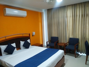 Deluxe Double or Twin Room | Minibar, in-room safe, soundproofing, iron/ironing board