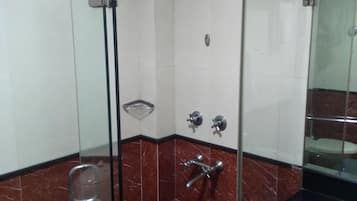 Deluxe Double or Twin Room | Bathroom | Shower, free toiletries, towels