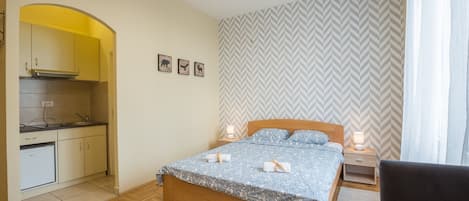 Apartamento económico | Cocina básica privada | Frigorífico, placa de cocina, cafetera o tetera y hervidor eléctrico