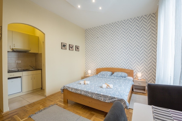 Economy Apartment | Private kitchenette | Fridge, stovetop, coffee/tea maker, electric kettle