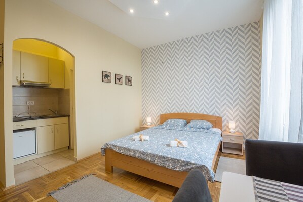 Appartement Économique | Coin cuisine privé | Réfrigérateur, plaque de cuisson, cafetière/bouilloire