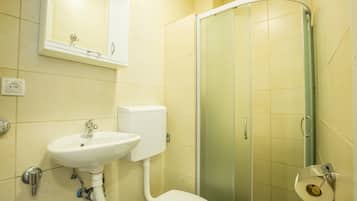 Appartement | Badkamer | Een douche, een haardroger, handdoeken, shampoo