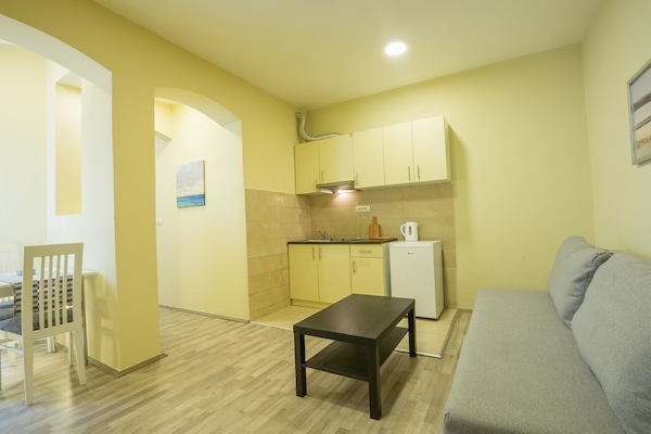 Apartemen | Dapur pribadi | Lemari es, kompor, mesin pembuat kopi/teh, dan ketel listrik