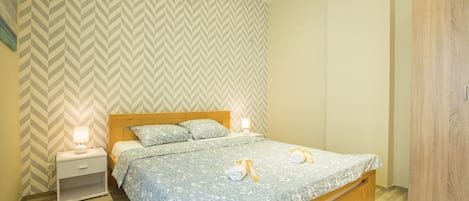 1 bedroom, desk, laptop workspace, soundproofing