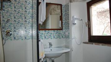 Economy-Doppelzimmer, Bergblick | Badezimmer | Kostenlose Toilettenartikel, Haartrockner, Bidet, Handtücher