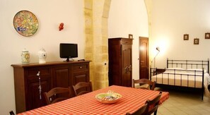 Individually furnished, desk, soundproofing, free cots/infant beds - B&B Federico II (Brindisi)