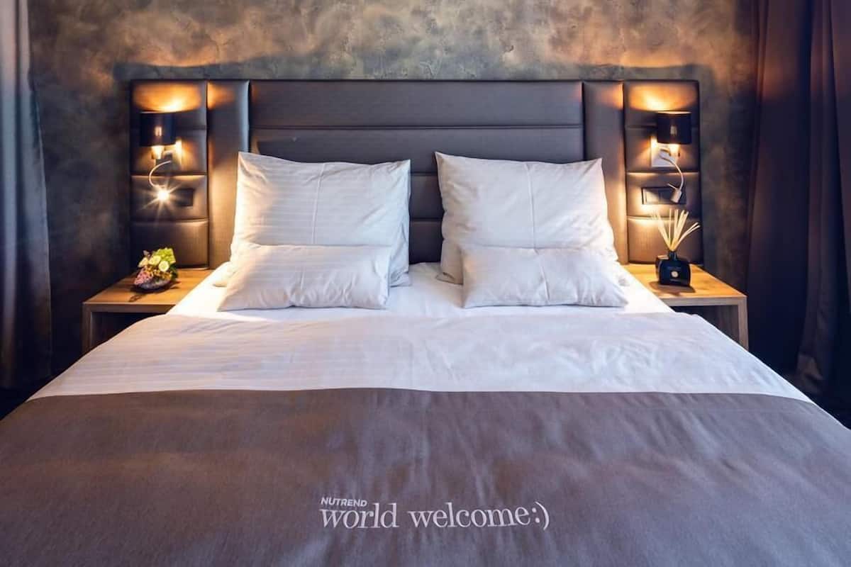 Select Comfort beds, free minibar, in-room safe, desk