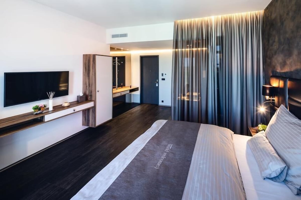 Select Comfort beds, free minibar, in-room safe, desk