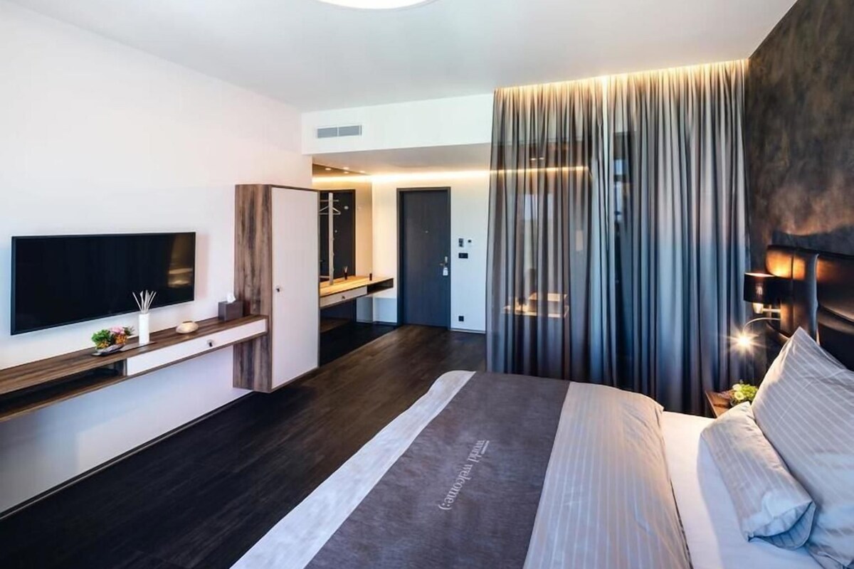 Select Comfort beds, free minibar, in-room safe, desk