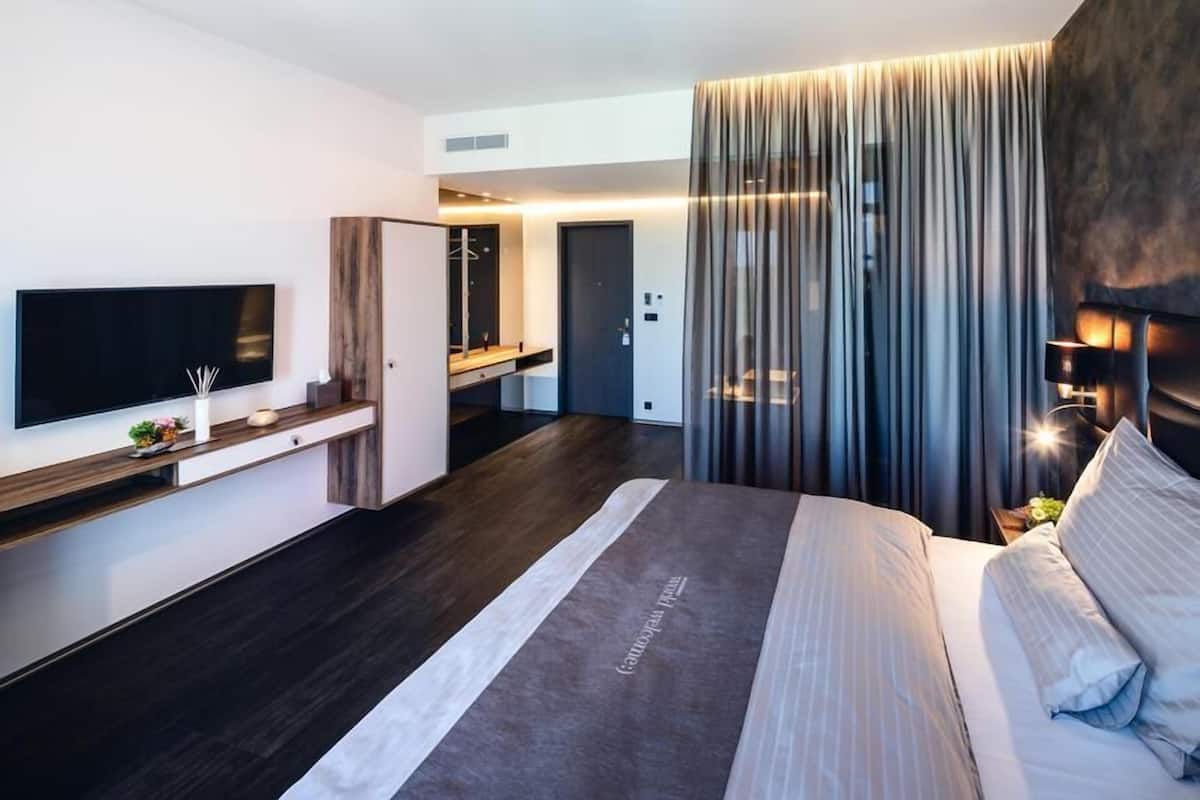 Select Comfort beds, free minibar, in-room safe, desk