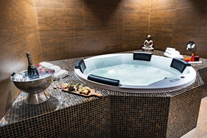 Párok számára kialakított kezelőszoba és masszázs - lávaköves