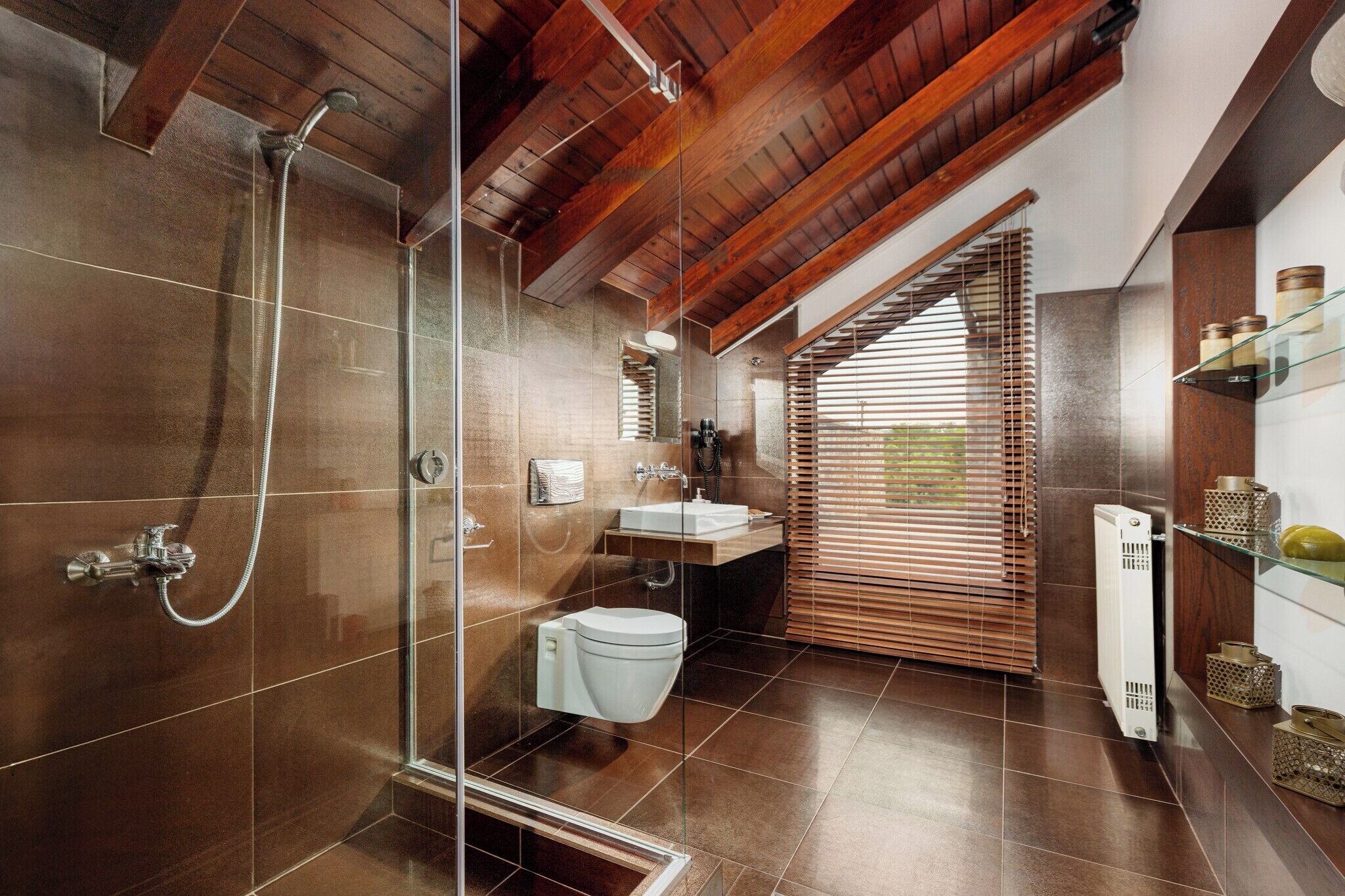 Grand suite, 3 slaapkamers, uitzicht op zwembad | Badkamer | Gratis toiletartikelen, een haardroger, badjassen, pantoffels
