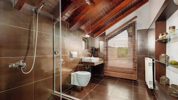 Grand suite, 3 slaapkamers, uitzicht op zwembad | Badkamer | Gratis toiletartikelen, een haardroger, badjassen, pantoffels