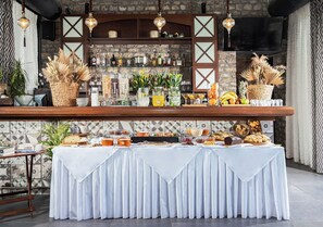 Café da manhã com buffet grátis todos os dias