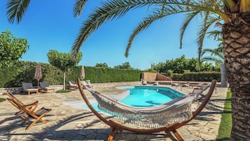 Una piscina al aire libre de temporada