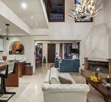 特级套房, 3 间卧室, 泳池景观 | 起居区 | 等离子电视