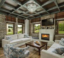 Apartamento superior, vistas al jardín (Blue Suite) | Zona de estar | Una televisión de plasma