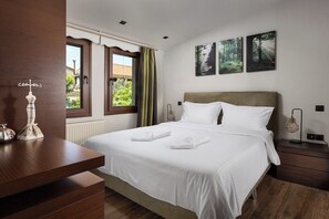 Phòng Suite, quang cảnh hồ bơi (Green Suite) | Chăn bông, minibar, màn/rèm cản sáng, phòng cách âm 