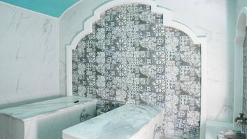 Salas de tratamiento para parejas, una bañera de hidromasaje, baño turco