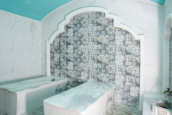 Un baño con bañera, ducha y lavamanos.