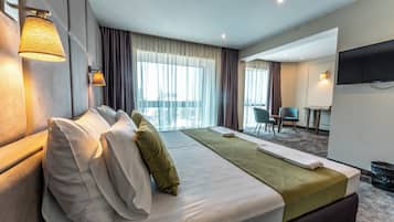3 bedrooms, minibar, in-room safe, blackout curtains
