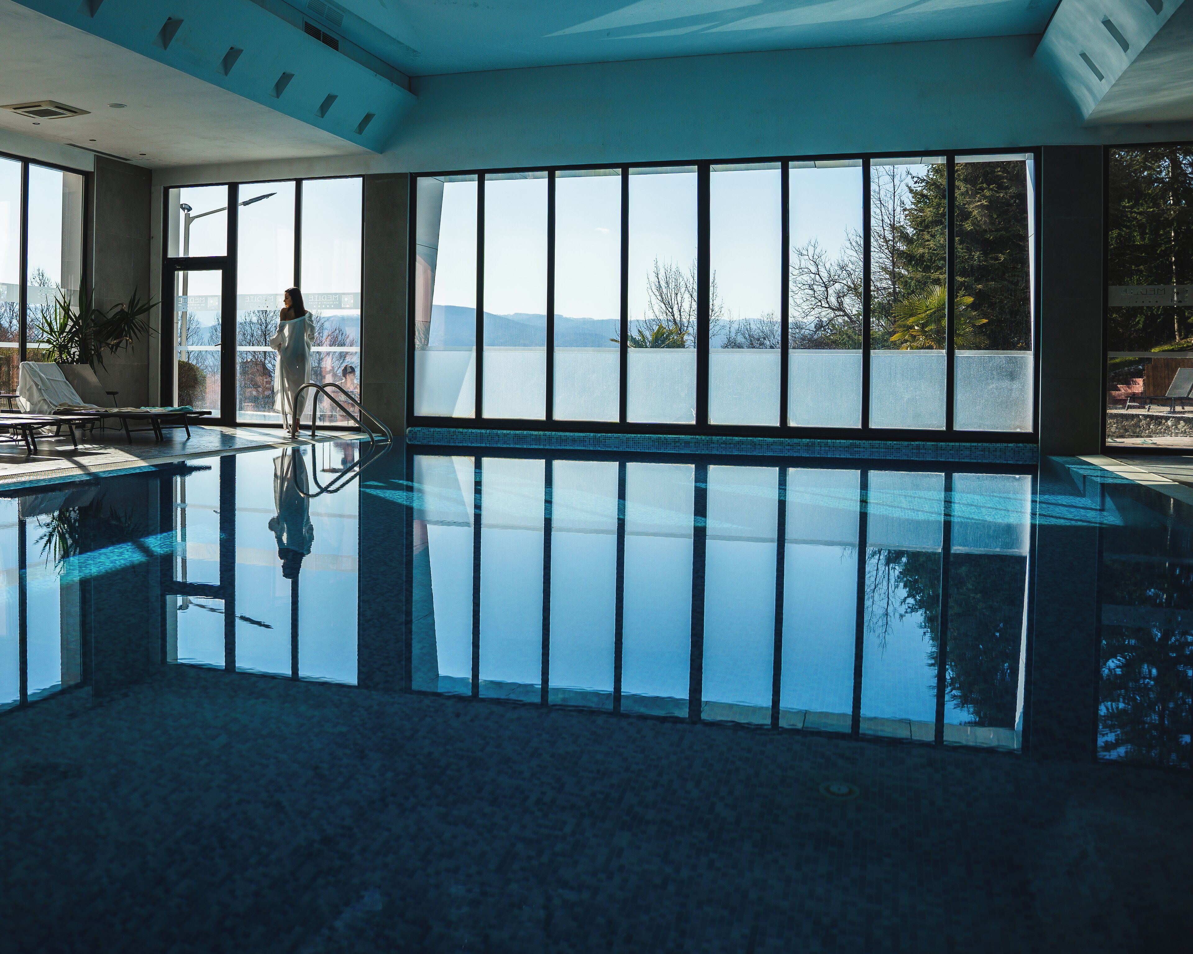 Innenpool, 4 Außenpools, Liegestühle