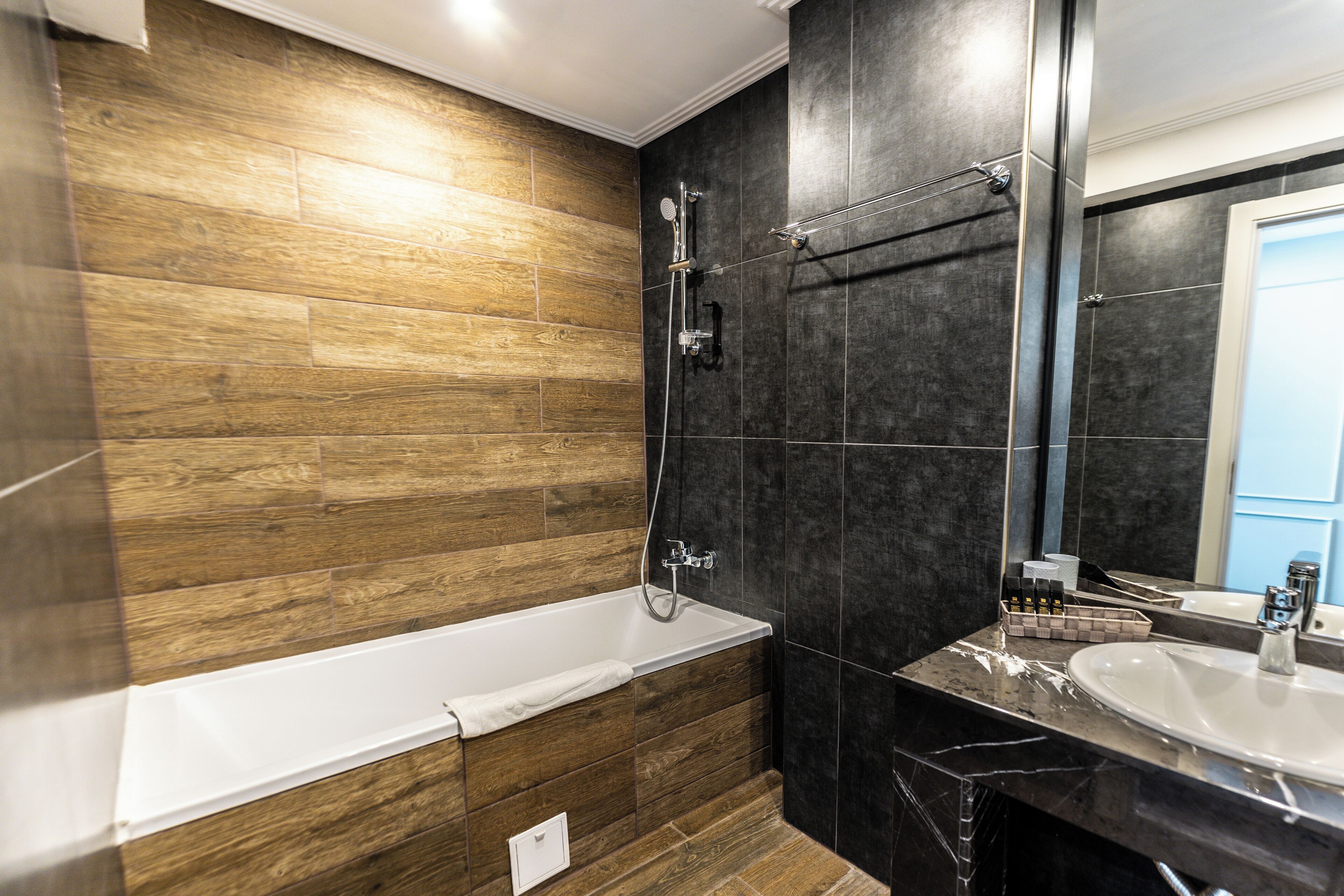 luxury apartment, park view | bathroom | combined shower/bathtub, free toiletries, hair dryer, bathrobes