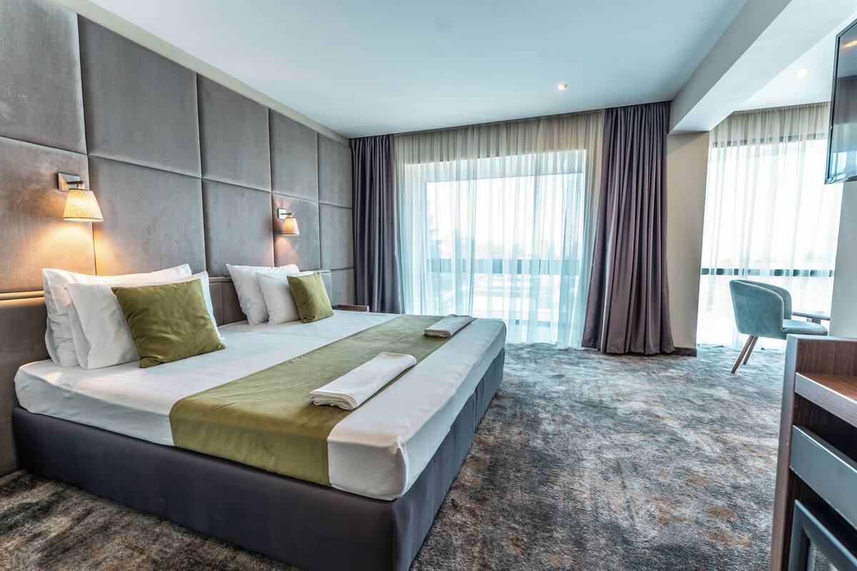 Junior Suite, Accessible | Minibar, in-room safe, blackout drapes, soundproofing