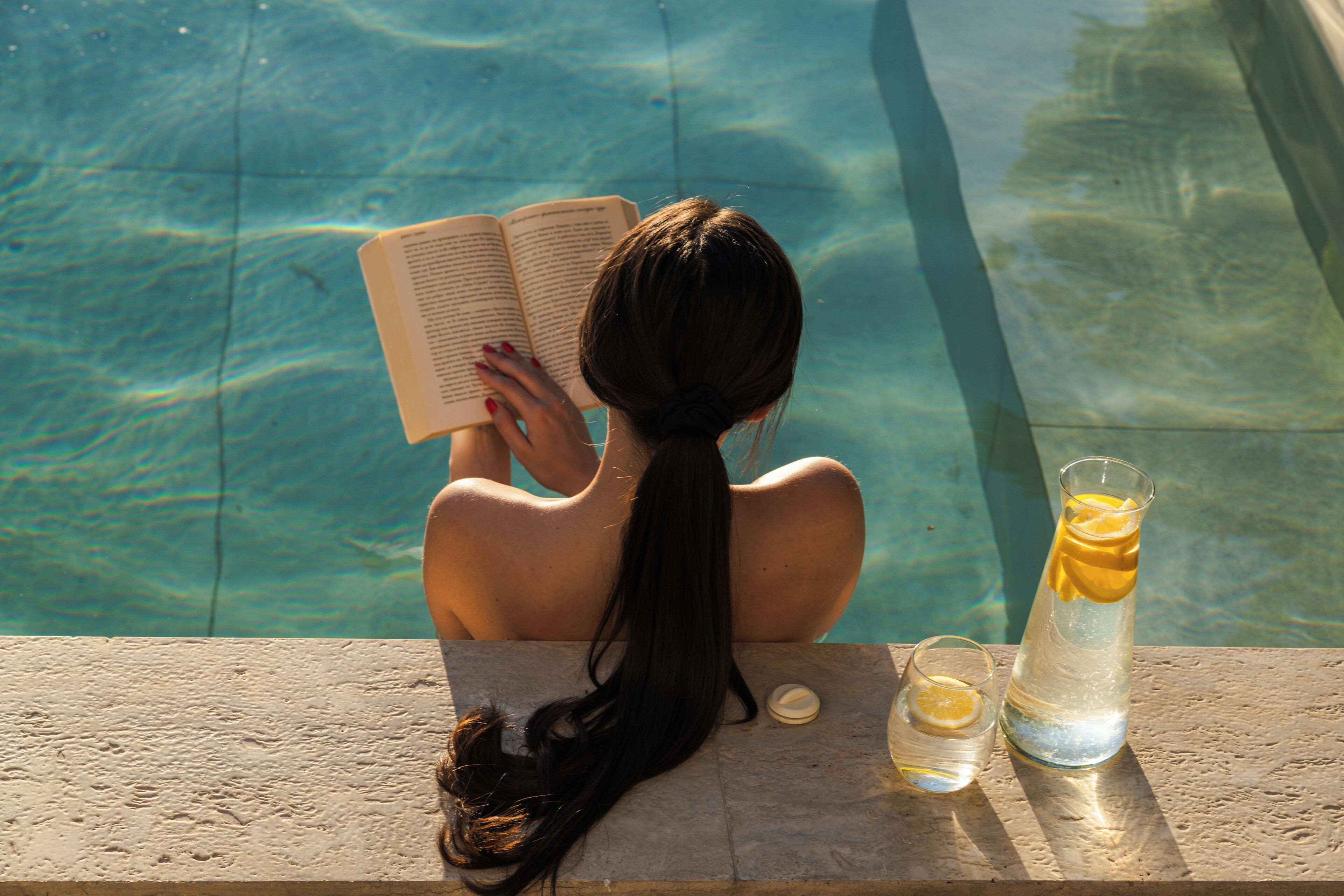 Una piscina techada, 4 piscinas al aire libre