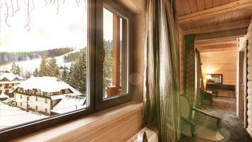 Suite – classic | Safe på rommet, blendingsgardiner, lydisolert og strykejern/-brett