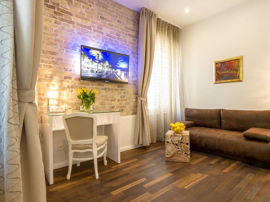 Deluxe Double Room (Extra Bed) | Premium bedding, memory foam beds, minibar, in-room safe