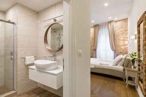 Deluxe Double Room, Park View | Bagno | Doccia, doccia idromassaggio, set di cortesia gratuito, asciugacapelli