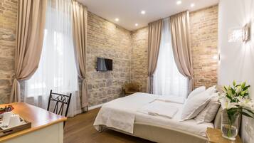 Hochwertige Bettwaren, Betten mit Memory-Foam-Matratzen, Minibar