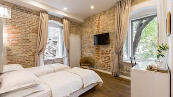 Deluxe Double or Twin Room, City View | Ylelliset vuodevaatteet, memory foam -patjalliset sängyt, minibaari