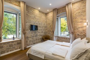 Deluxe Double Room, Park View | Ylelliset vuodevaatteet, memory foam -patjalliset sängyt, minibaari