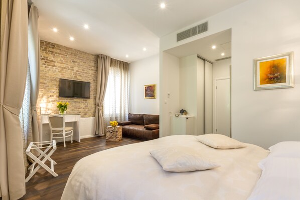 Deluxe Double Room (Extra Bed) | Ylelliset vuodevaatteet, memory foam -patjalliset sängyt, minibaari