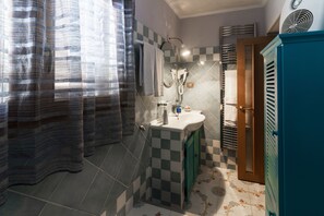 Amenidades de baño gratuitas, secadora de cabello, bidet