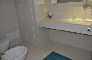Superior Quadruple Room, Ensuite (Mariposa) | Bathroom | Free toiletries, hair dryer, towels - Casa Nina (Trapani)