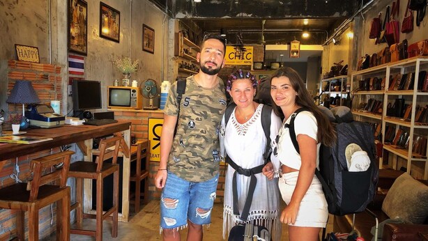 A cozy café with wooden furniture, vintage decor, and a variety of handbags on display. - Ok Chic Phuket Hostel (Phuket)