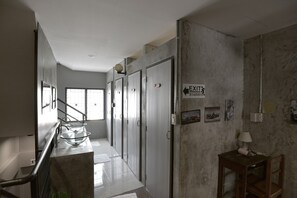 Shower, free toiletries, hair dryer, towels - Ok Chic Phuket Hostel (Phuket)
