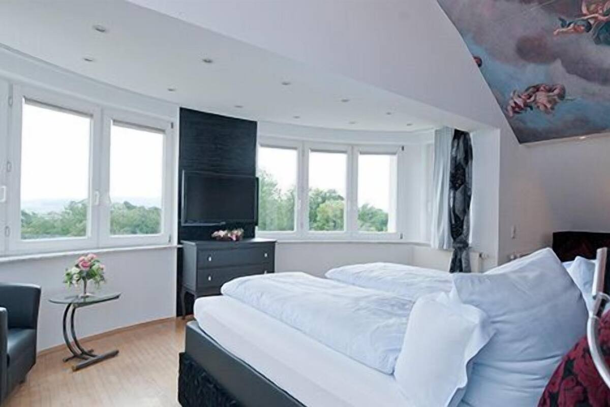 suite | minibar, individually decorated, individually furnished, desk