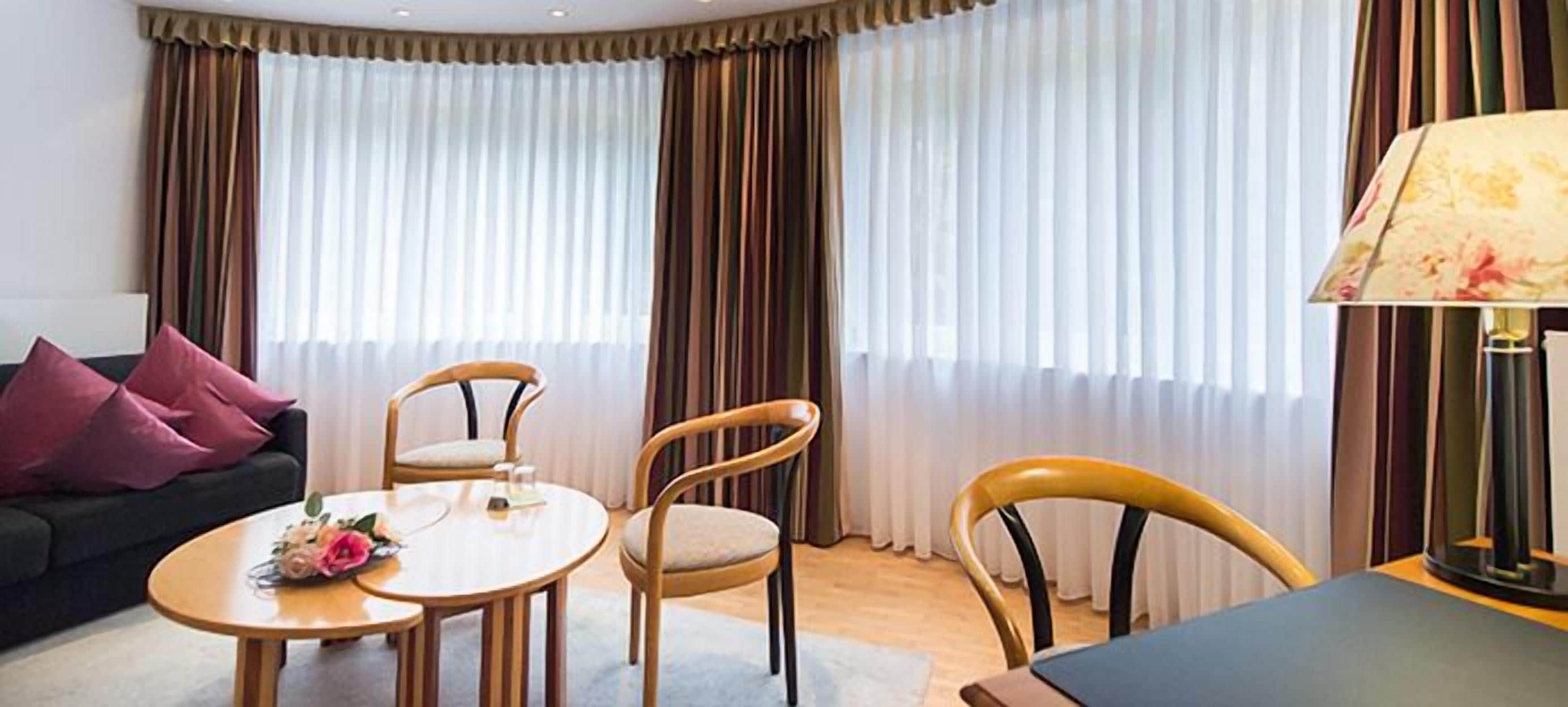 family room, multiple beds | living area | flat-screen tv