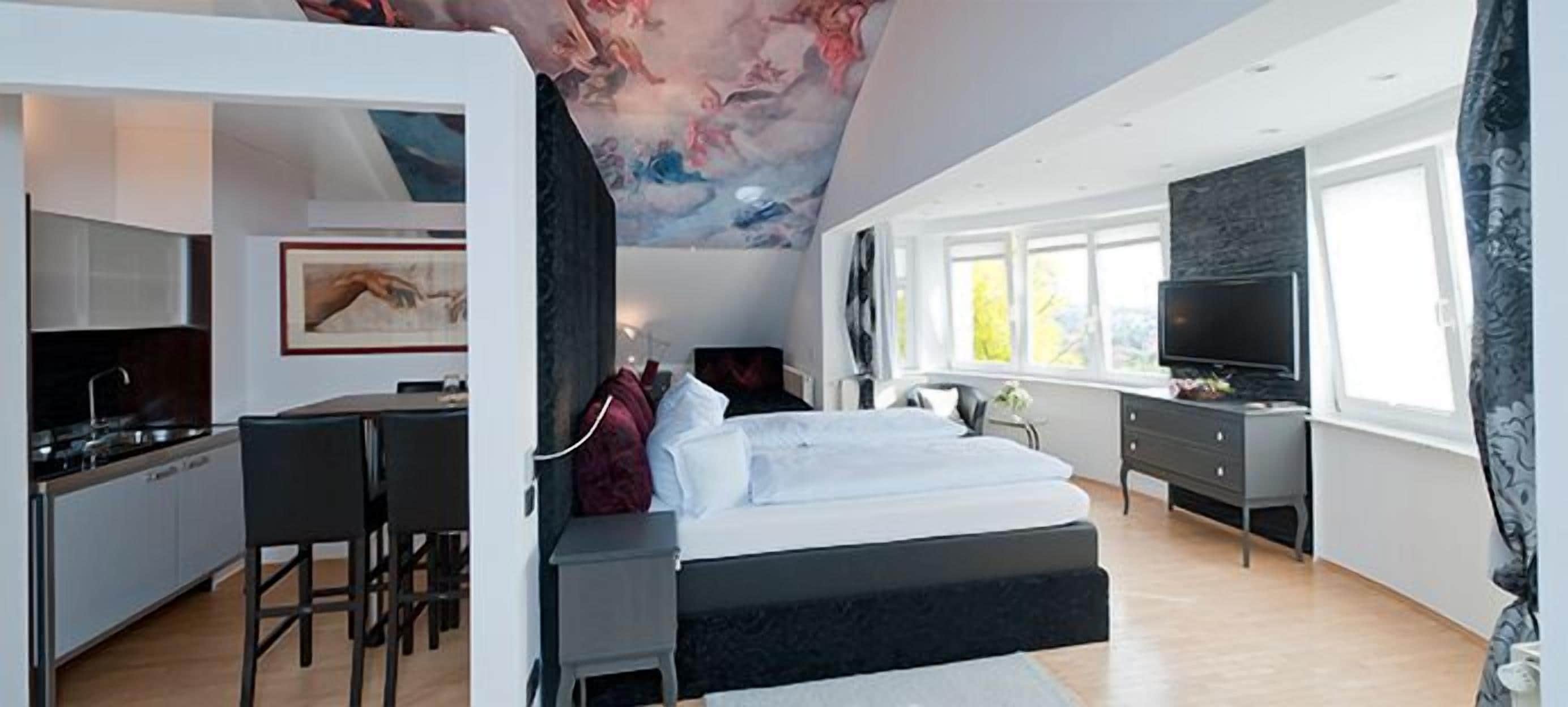 junior suite | minibar, individually decorated, individually furnished, desk