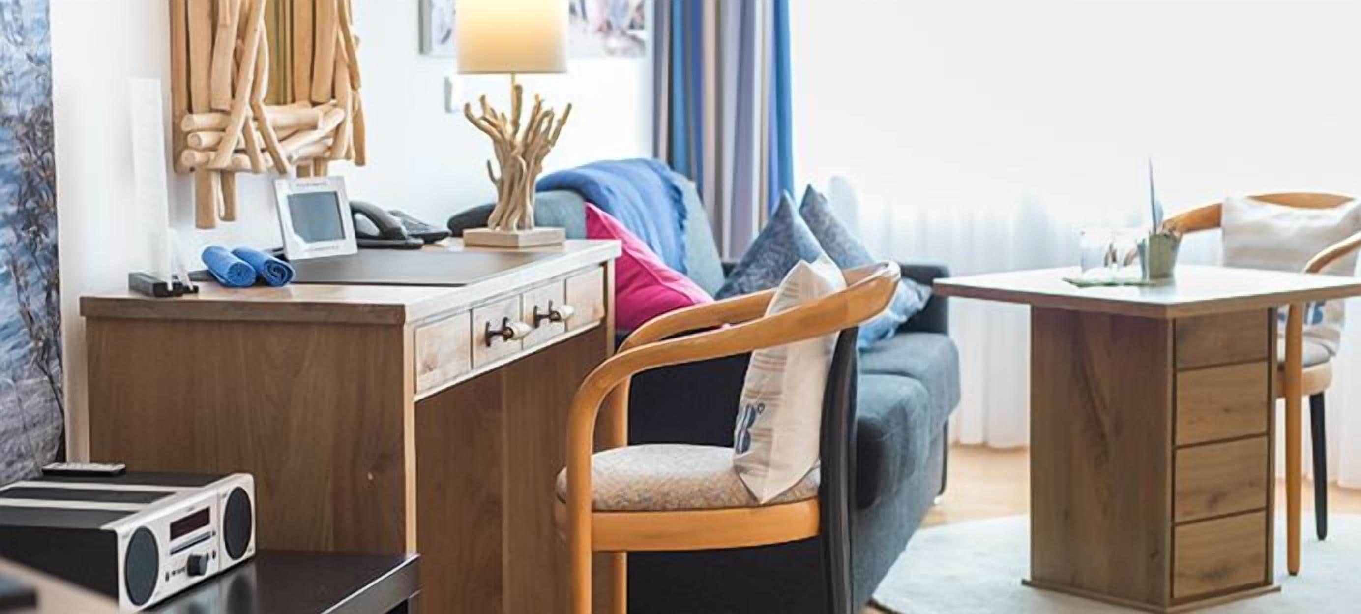 double room | living area | flat-screen tv